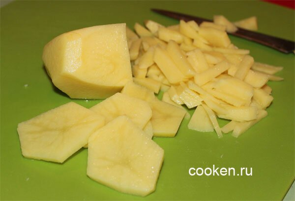 Картошку режем брусочками
