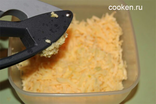 Нарезаем сыр, добавляем в него чеснок