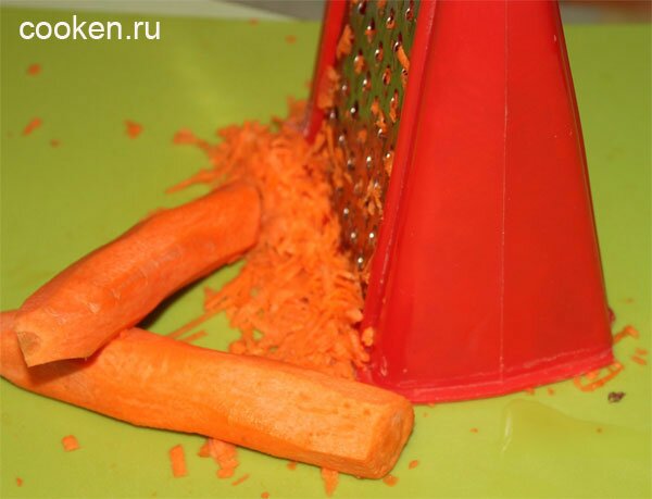 Нарезаем морковь на терке