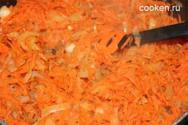 Добавляем морковь к жарящемуся луку