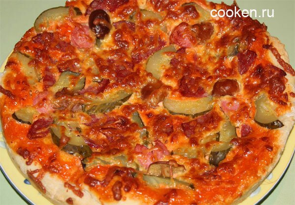 Готовая пицца с колбасой, грибами и огурцами