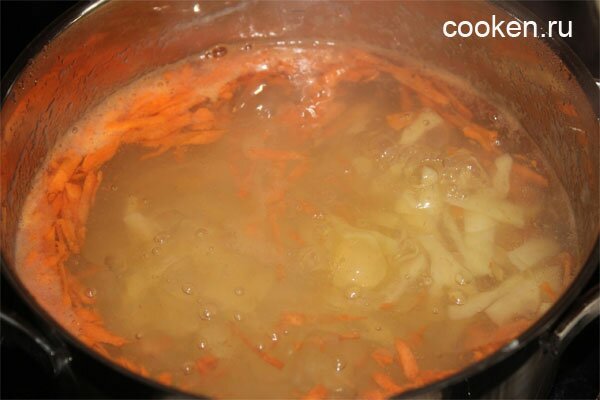Бросаем в кипящую воду картофель и морковь