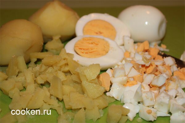 Режем яйца и картошку на кусочки