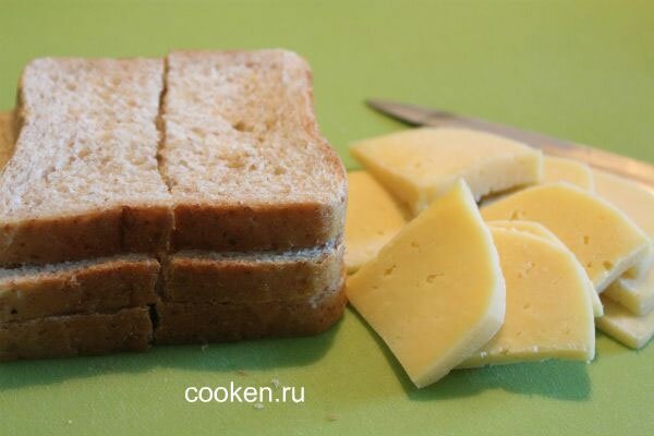 Разрезаем хлеб, нарезаем сыр
