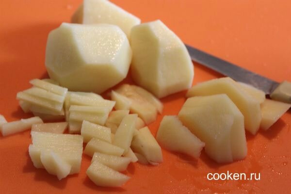 Картофель режем на брусочки