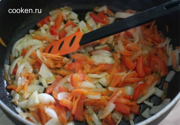 Обжариваем лук, морковь и перец