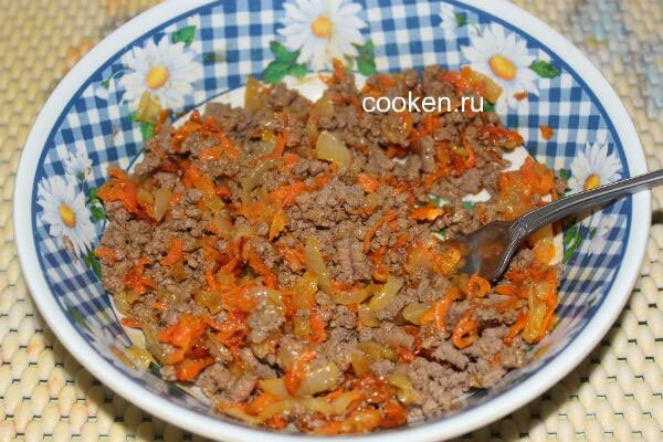 Перемешиваем печеночный фарш, лук и морковь