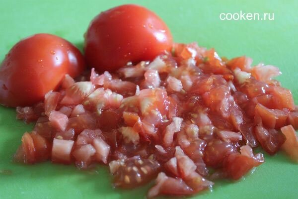 Свежие помидоры режем на кусочки