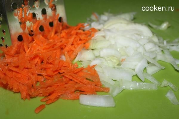 Режем лук, натираем морковь для зажарки