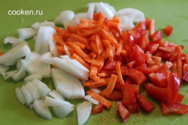Нарезаем лук, морковь и болгарский перец