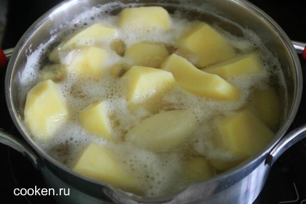 Картошку ставим варить