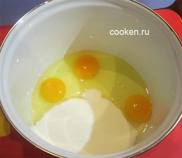 Насыпаем в кастрюлю сахар, соль, ванилин, выливаем яйца