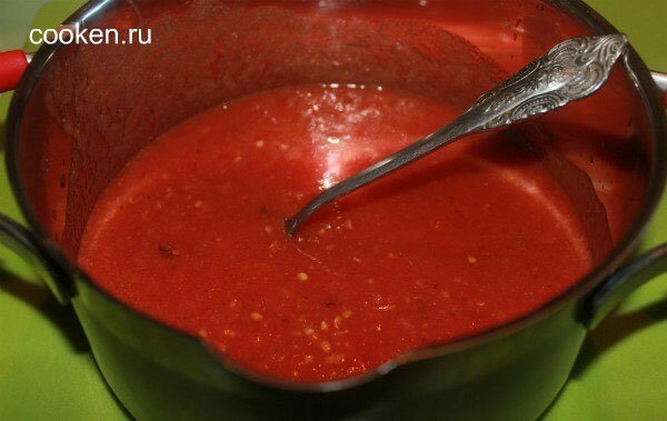 Добавляем специи к томатному пюре