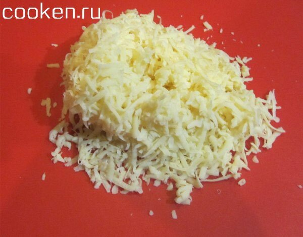 Натрем сыр на крупной терке