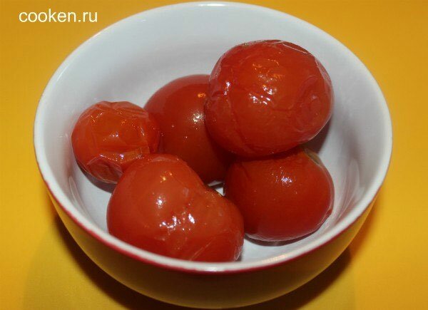 Чистим маринованные помидоры
