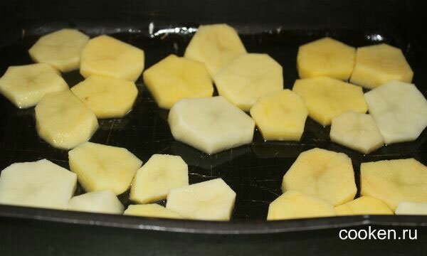 Выкладываем картошку на противень, под форму мяса