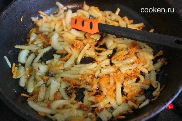На сковороде жарим лук с морковью