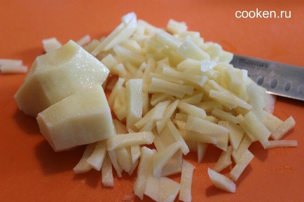 Нарежем картошку мелкими брусочками