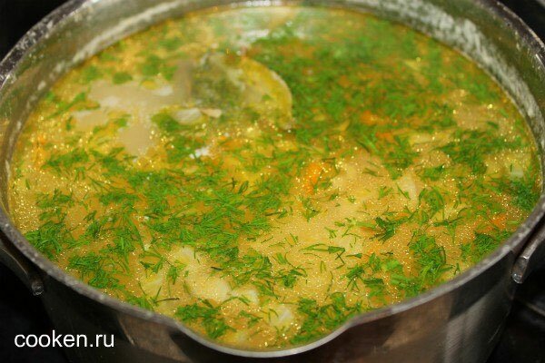 Добавляем в рыбный суп зелень
