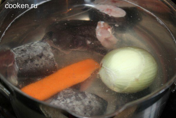 Положила в кастрюлю с водой рыбу, морковь и репчатый лук