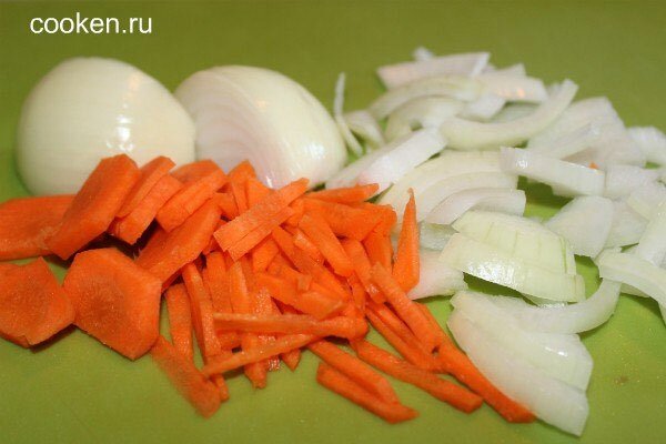 Мелко нарезаем лук и морковь