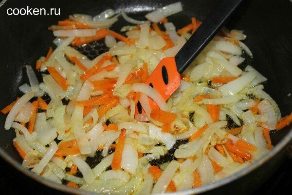 Лук и морковь жарю на сковороде