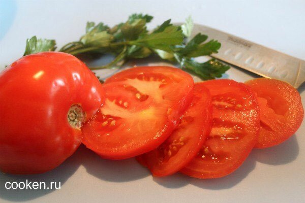 Порезать помидоры кружочками