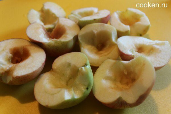 Яблоки режем пополам и вырезаем сердцевину