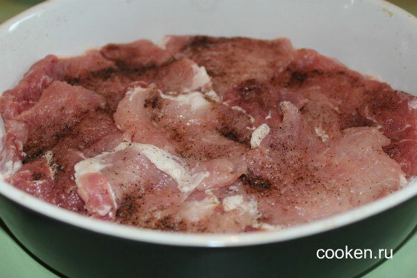 Куски свинины выкладываем в глубокую сковороду