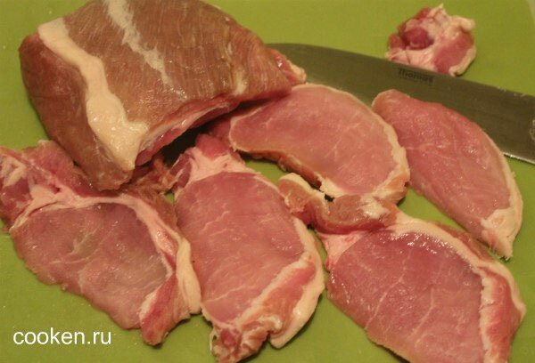 Нарежем свинину на одинаковые куски