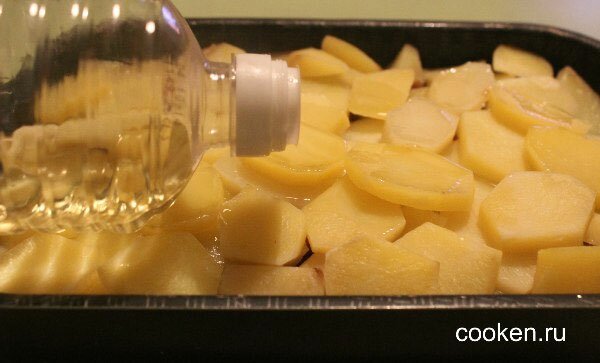 Поливаем картошку растительным маслом
