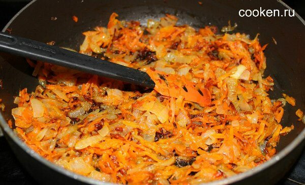Жарим лук и морковь на сковороде