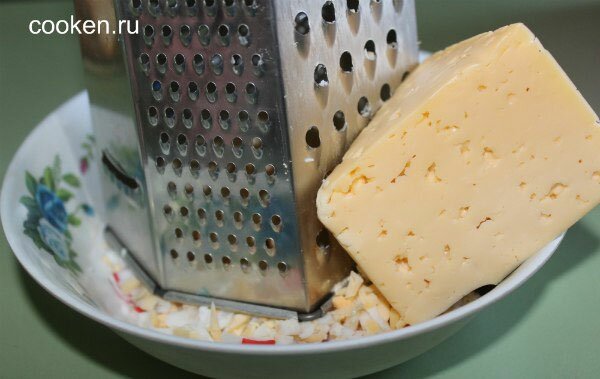 Натираем сыр на крупной терке