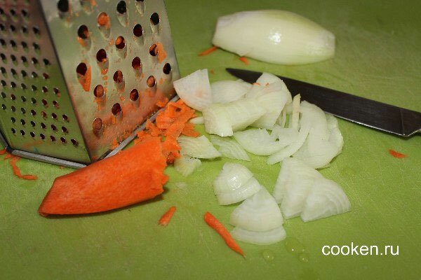 Измельчаем лук и морковь
