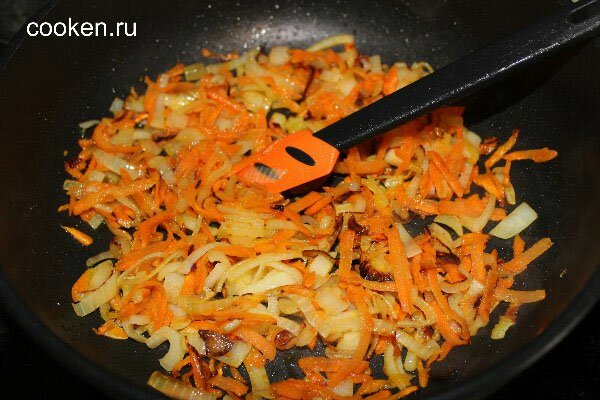 Лук и морковь жарим на сковороде