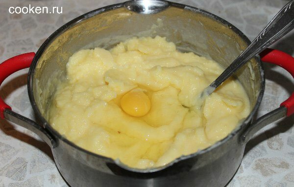 В картофельное пюре добавляю яйцо