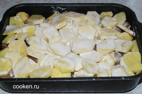 Покрываем заливкой верхний слой картошки на противне