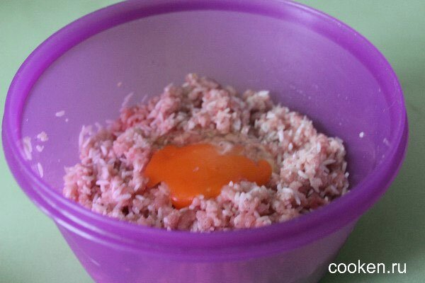 Перемешаем мясной фарш с рисом и добавим яйцо