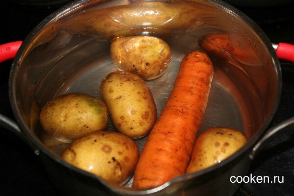 Сначала варим картошку и морковь