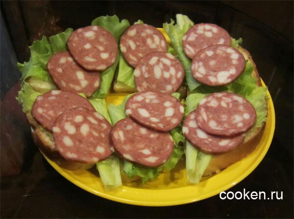 Готовые бутерброды с копченой колбасой и салатом