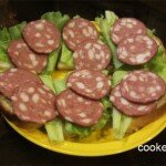 Бутерброды с копченой колбасой и салатом