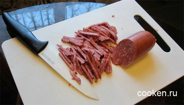 Режем копченую колбасу для салата