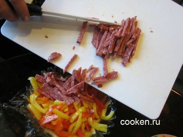Добавляем копченую колбасу в корейскую морковь и перец