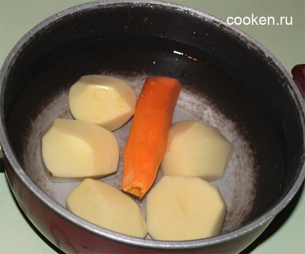 Чистим морковь и картошку