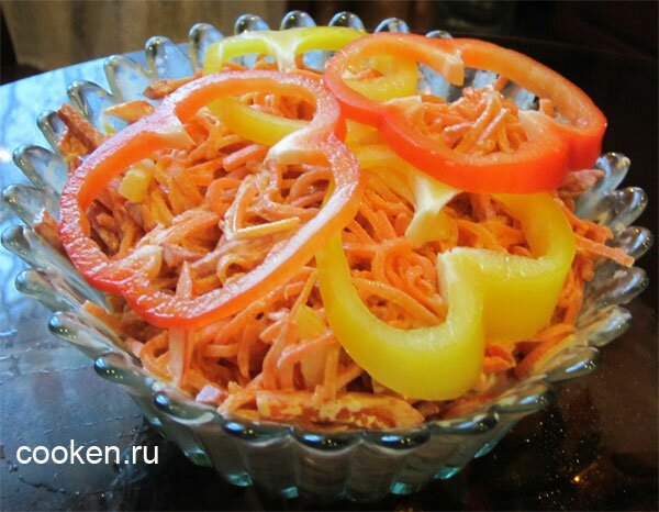 Готовый салат из корейской моркови, копченой колбасы и болгарского перца