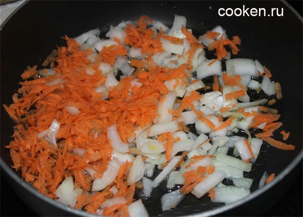 На сковороде обжариваем лук с морковкой