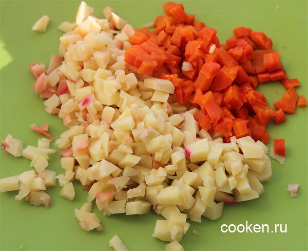 Сначала нарезаем картошку и морковку