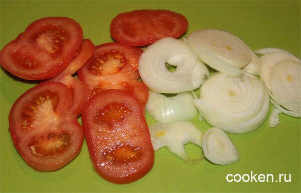Нарезаем помидоры и лук