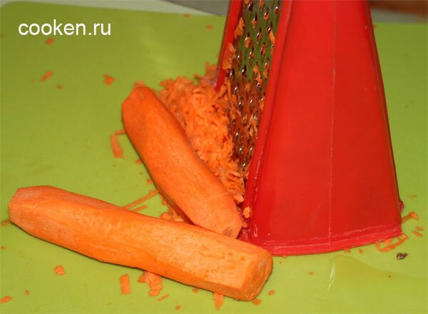 Морковь натираем на терке