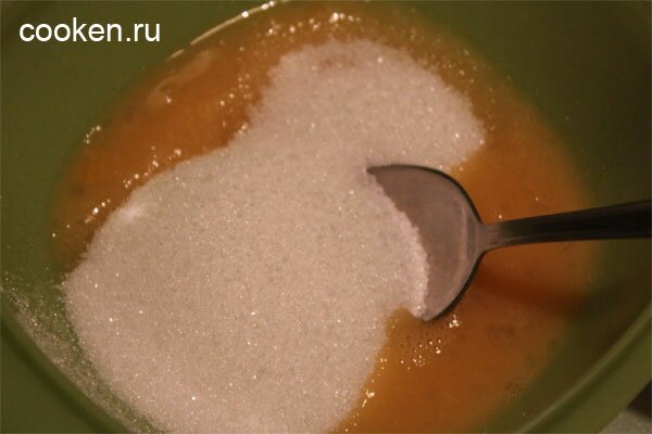 Добавляем сахар и ванилин